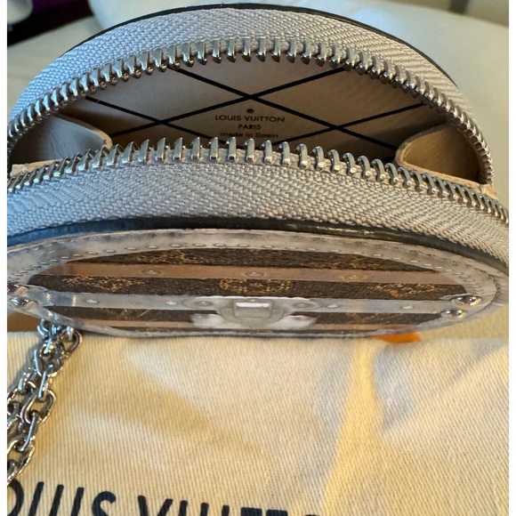 Louis Vuitton - Picture 4 of 4